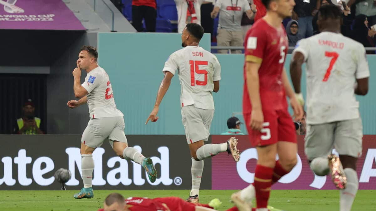 Xherdan Shaqiri manda callar tras marcar a Serbia en el Mundial de Qatar 2022