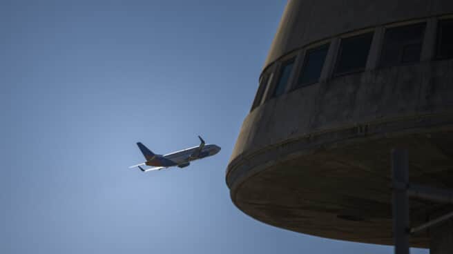 barcelona_catalunya_espana Vista de un avión en el aeropuerto de Barcelona