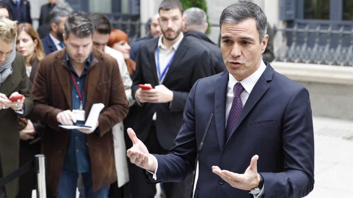 El presidente del Gobierno, Pedro Sánchez se dirige a los medios de comunicación tras asistir al acto institucional del Día de la Constitución