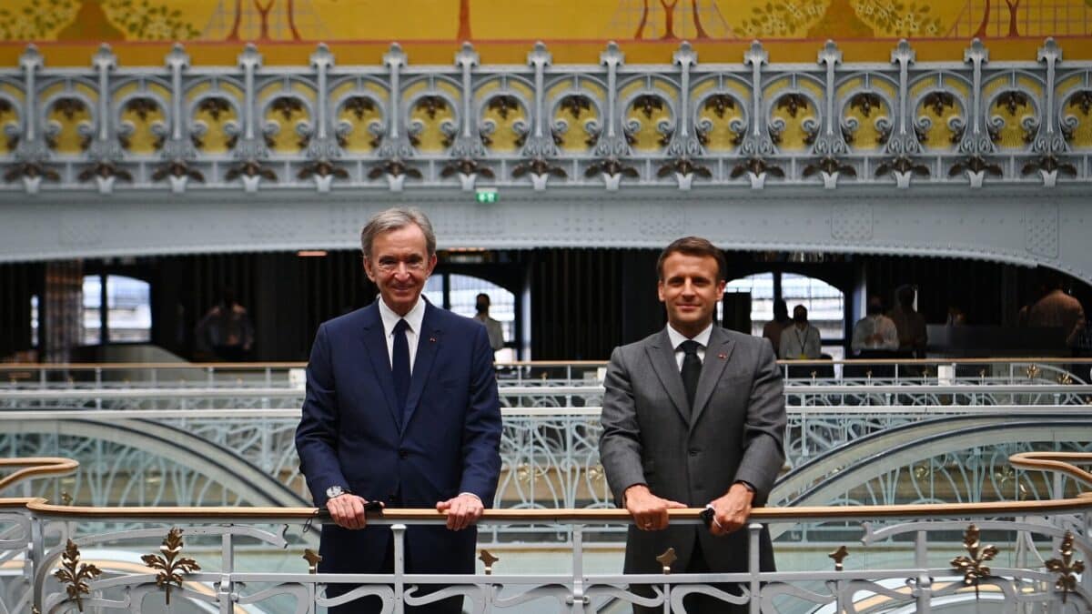 Bernard Arnault y Emmanuel Macron, en la inauguración de una tienda de lujo en París en 2021.