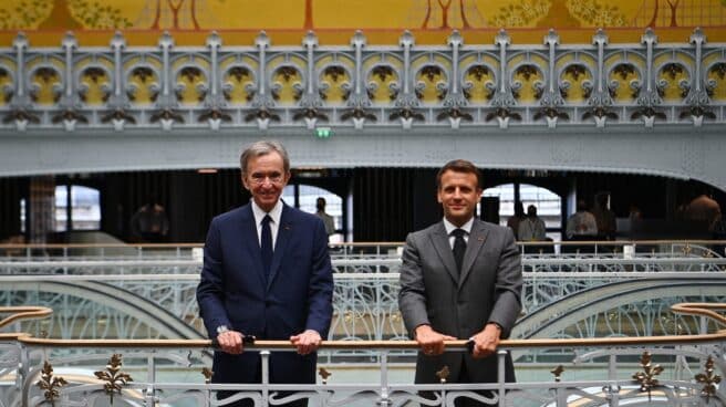 Bernard Arnault y Emmanuel Macron, en la inauguración de una tienda de lujo en París en 2021.