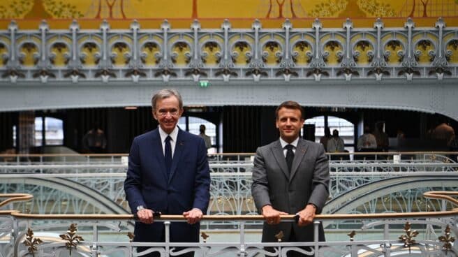 Bernard Arnault y Emmanuel Macron, en la inauguración de una tienda de lujo en París en 2021. Bernard Arnault y Emmanuel Macron, en la inauguración de una tienda de lujo en París en 2021.