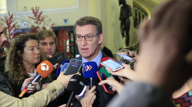 El presidente del Partido Popular, Alberto Núñez Feijóo, recibe el Premio Cambio16 como mejor líder político del año