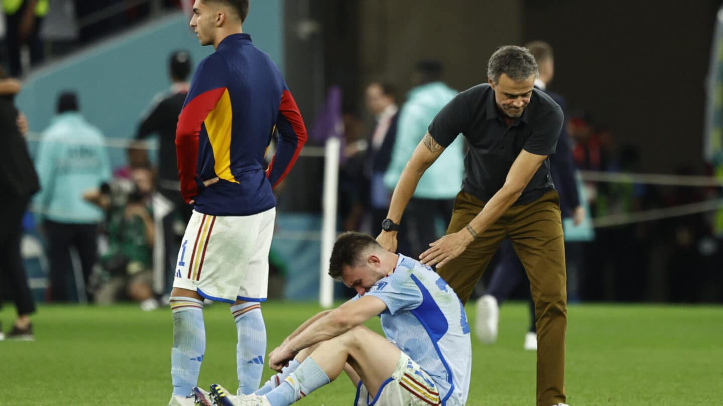El seleccionador de España Luis Enrique anima a sus jugadores tras caer eliminados con Marruecos