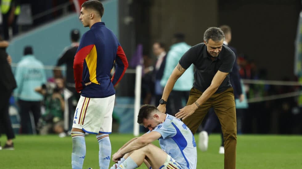 El seleccionador de España Luis Enrique anima a sus jugadores tras caer eliminados con Marruecos