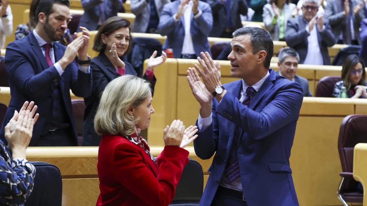 -FOTODELDÍA- MADRID, 21/12/2022.- El presidente del Gobierno, Pedro Sánchez es aplaudido por su grupo tras intervenir en el pleno del Senado, este miércoles en Madrid. EFE/Kiko Huesca