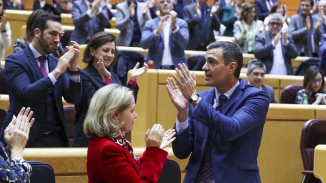 Pleno en el Senado -FOTODELDÍA- MADRID, 21/12/2022.- El presidente del Gobierno, Pedro Sánchez es aplaudido por su grupo tras intervenir en el pleno del Senado, este miércoles en Madrid. EFE/Kiko Huesca
