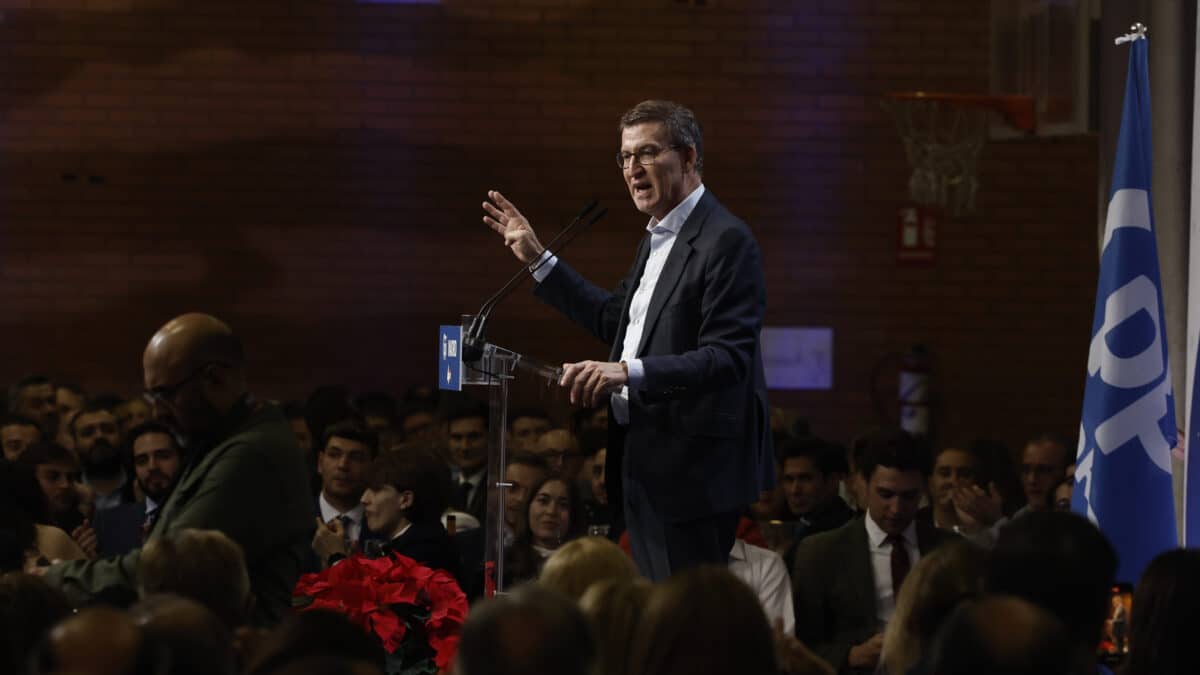 El presidente del Partido Popular, Alberto Núñez Feijóo, interviene durante la tradicional cena de Navidad del Partido Popular de Madrid