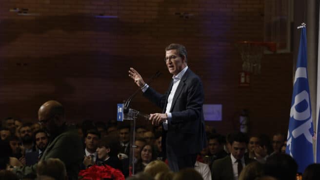 El presidente del Partido Popular, Alberto Núñez Feijóo, interviene durante la tradicional cena de Navidad del Partido Popular de Madrid