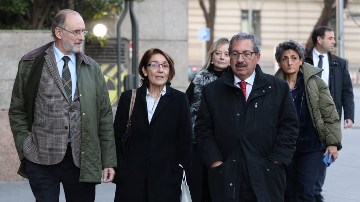 El presidente del Consejo General del Poder Judicial, Rafael Mozo (dcha.), a la salida del pleno.