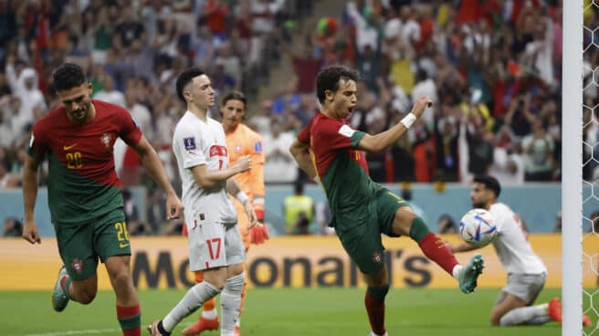 Jugadores de Portugal celebran un gol a Suiza en el Mundial de Qatar