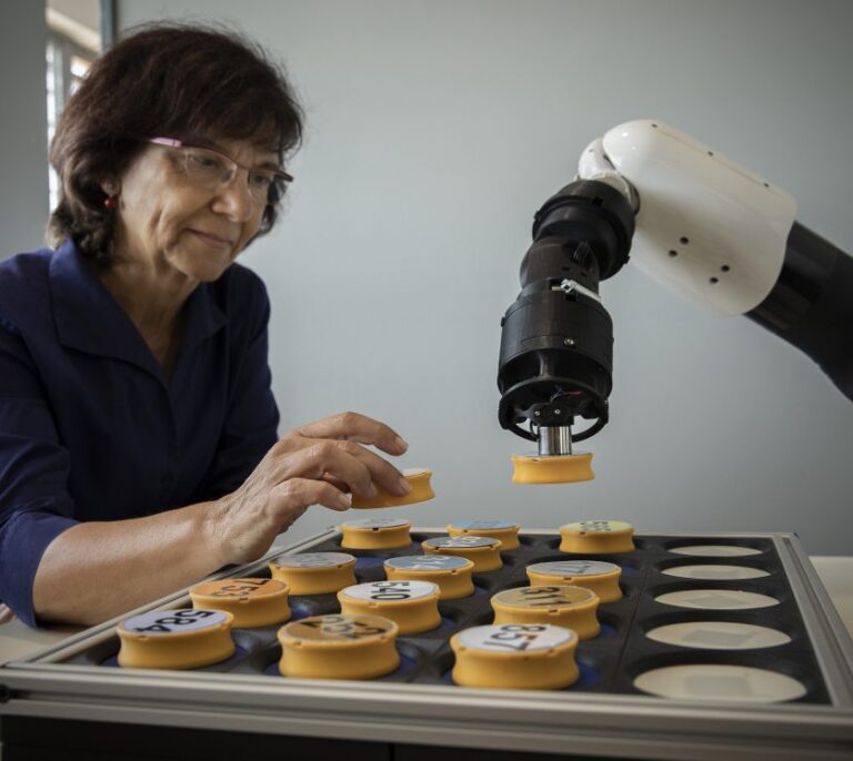 Los robots que aspiran a cambiar la asistencia a dependientes ya están aquí
