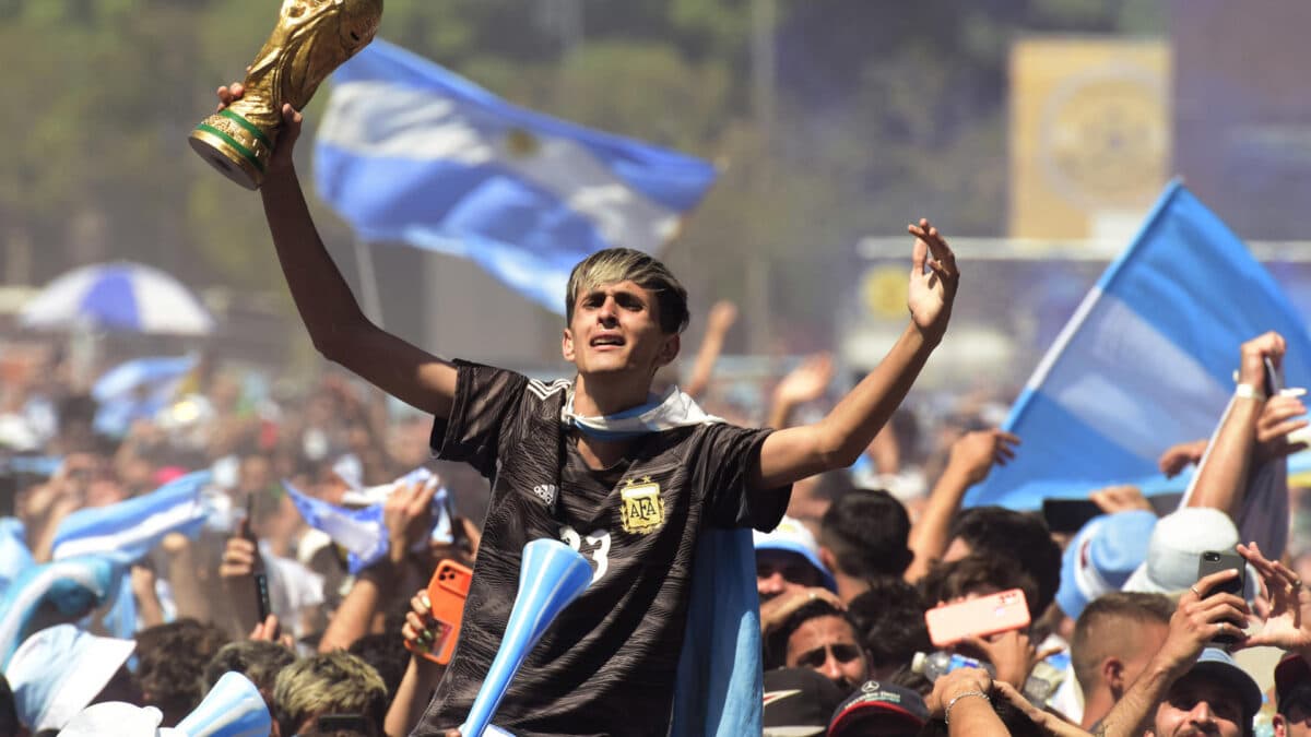 Un argentino sujeta una réplica de la Copa del Mundo en los festejo en Buenos Aires.