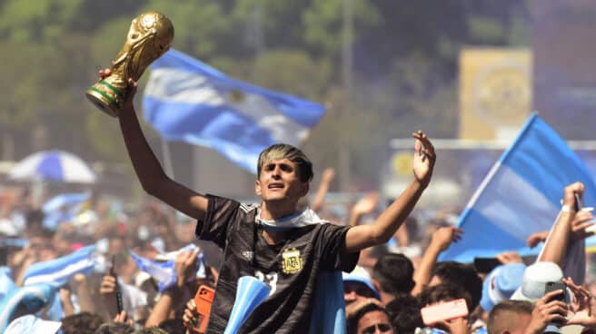 Un argentino sujeta una réplica de la Copa del Mundo en los festejo en Buenos Aires.