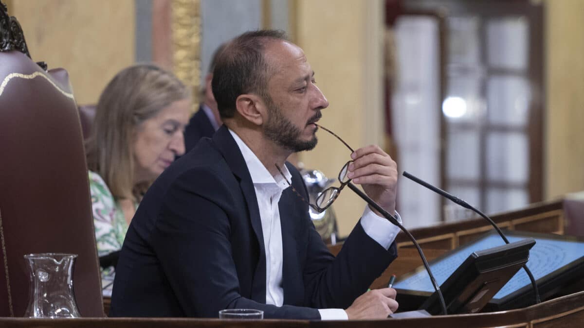 El vicepresidente primero del Congreso de los Diputados por el PSOE, Alfonso Rodríguez Gómez de Celis, durante una sesión plenaria, en el Congreso de los Diputados