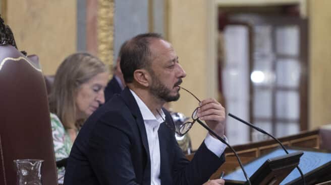 El vicepresidente primero del Congreso de los Diputados por el PSOE, Alfonso Rodríguez Gómez de Celis, durante una sesión plenaria, en el Congreso de los Diputados