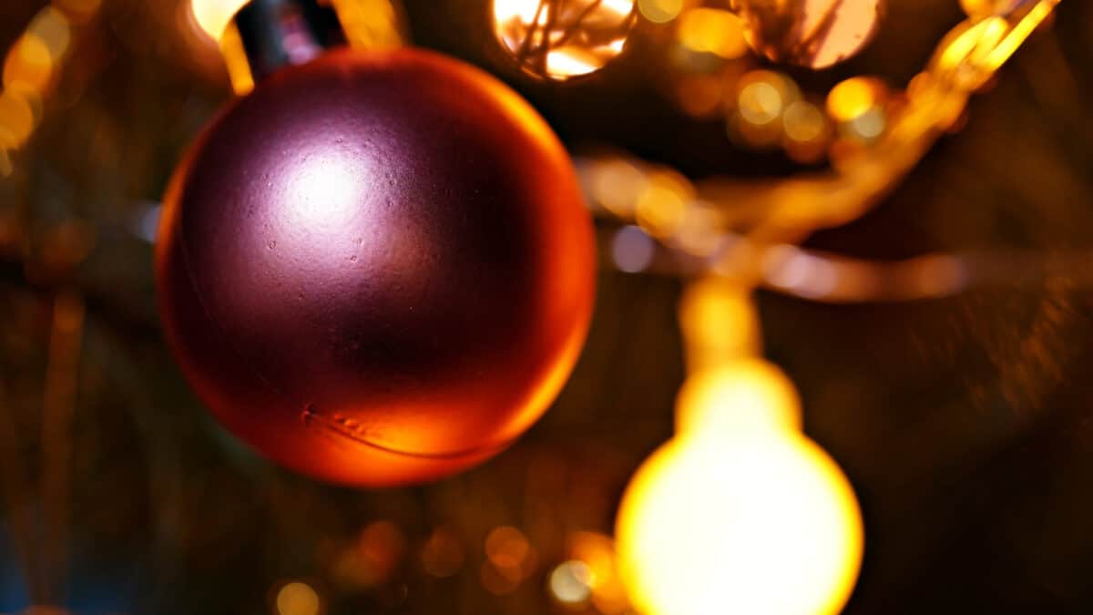 Muere un hombre al caer desde el balcón de su casa mientras colgaba las luces de Navidad