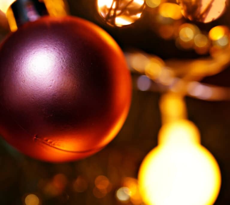 Muere un hombre al caer desde el balcón de su casa mientras colgaba las luces de Navidad
