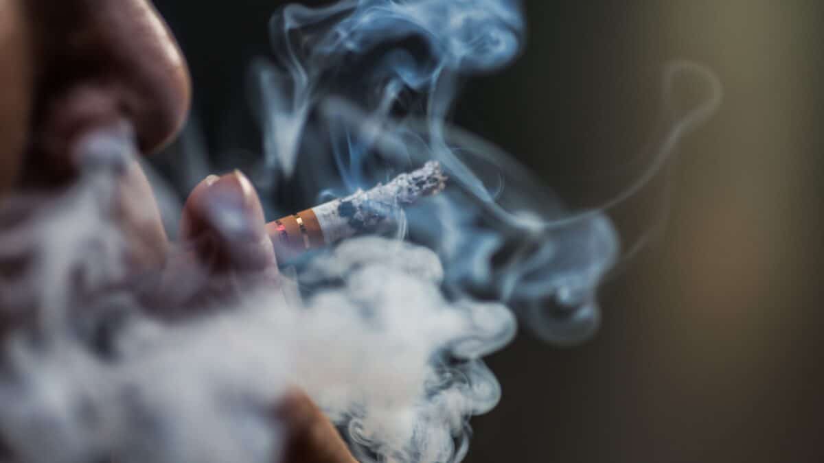 Hombre fumando un cigarrillo tras la subida de precios del tabaco en España