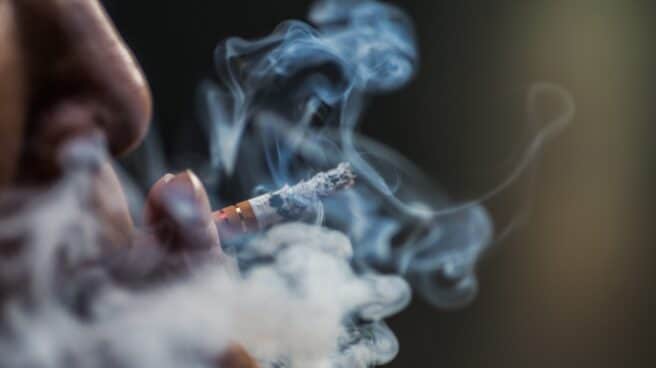 Hombre fumando un cigarrillo tras la subida de precios del tabaco en España