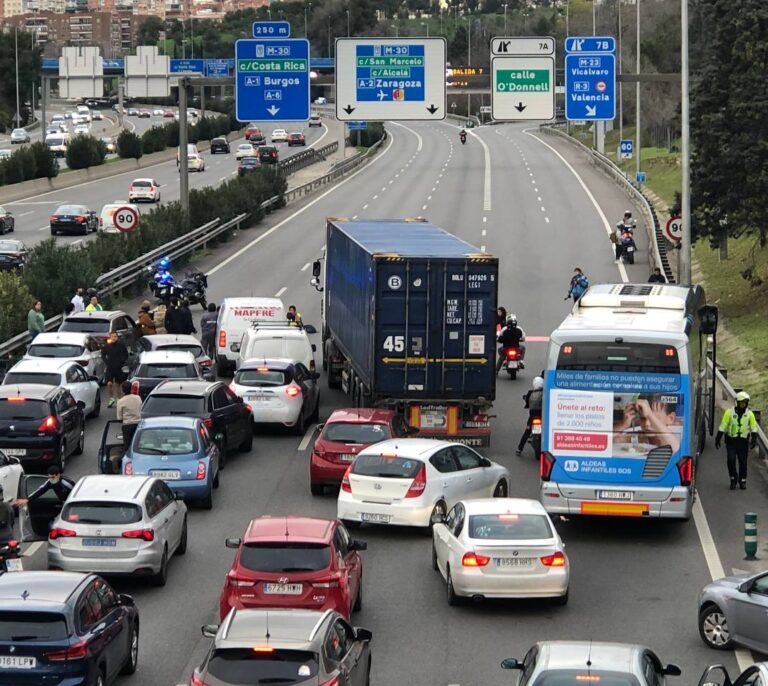 Detenidos ocho activistas climáticos tras cortar la M-30 en plena operación salida navideña