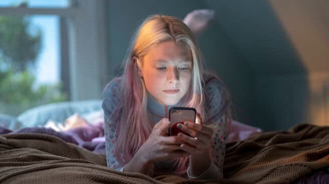 Imagen de una mujer leyendo en el teléfono móvil Imagen de una mujer leyendo en el teléfono móvil