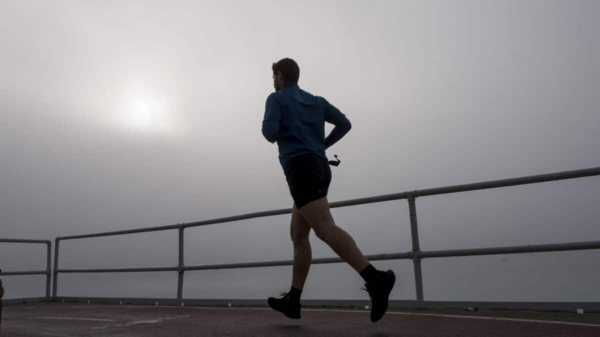 Un hombre hace deporte por las calles de Palma de Mallorca que ha amanecido este miércoles cubierta por la niebla.