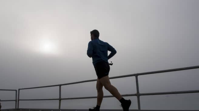 Un hombre hace deporte por las calles de Palma de Mallorca que ha amanecido este miércoles cubierta por la niebla.
