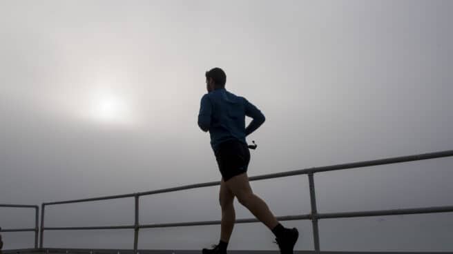 El tiempo para Nochevieja en cada comunidad Un hombre hace deporte por las calles de Palma de Mallorca que ha amanecido este miércoles cubierta por la niebla.