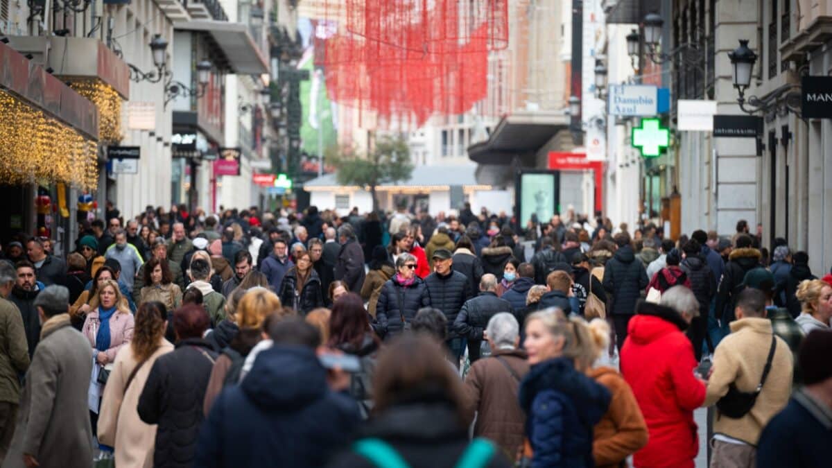 Vista de una calle comercial del centro de Madrid abarrotada de viandantes en diciembre 2022.