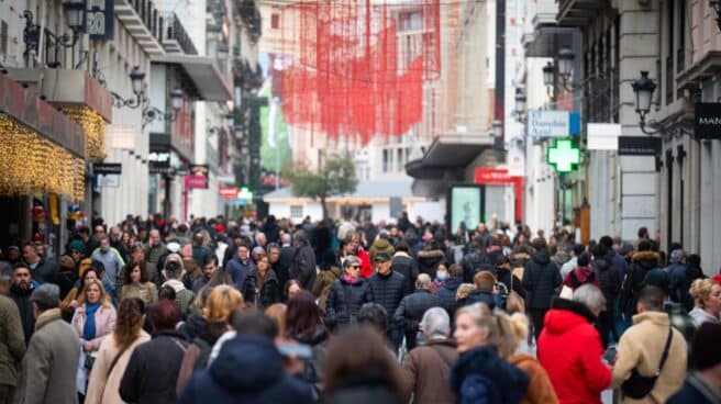 Vista de una calle comercial del centro de Madrid abarrotada de viandantes en diciembre 2022.
