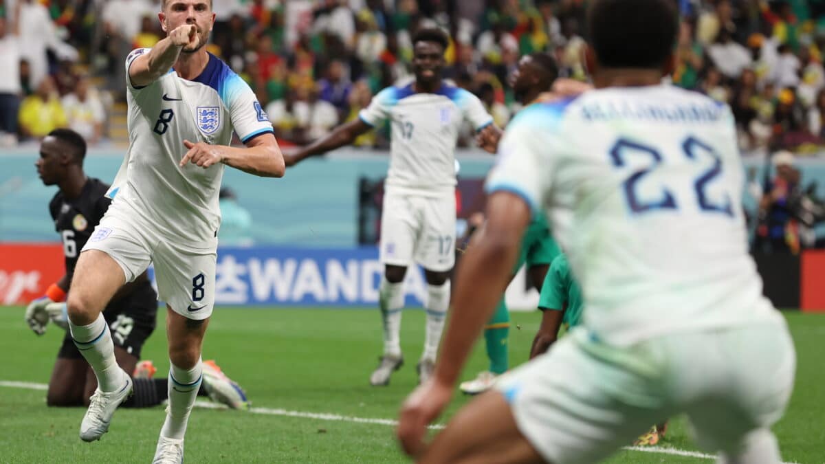 Jordan Henderson celebra con Jude Bellingham un gol a Senegal en el Mundial de Qatar 2022