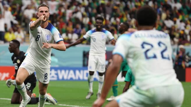 Jordan Henderson celebra con Jude Bellingham un gol a Senegal en el Mundial de Qatar 2022