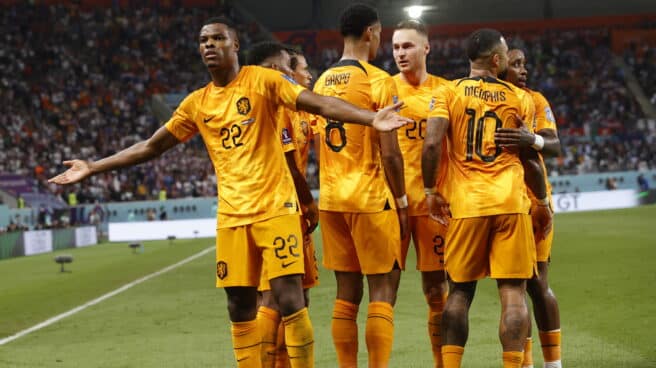 Denzel Dumfries, de Holanda, celebra con sus compañeros su gol a EEUU en el Mundial de Qatar