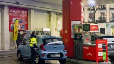 Por qué el precio de la gasolina sigue por las nubes a pesar de la bajada del petróleo