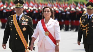 La presidenta de Perú convoca elecciones para abril de 2024 y declara el estado de emergencia