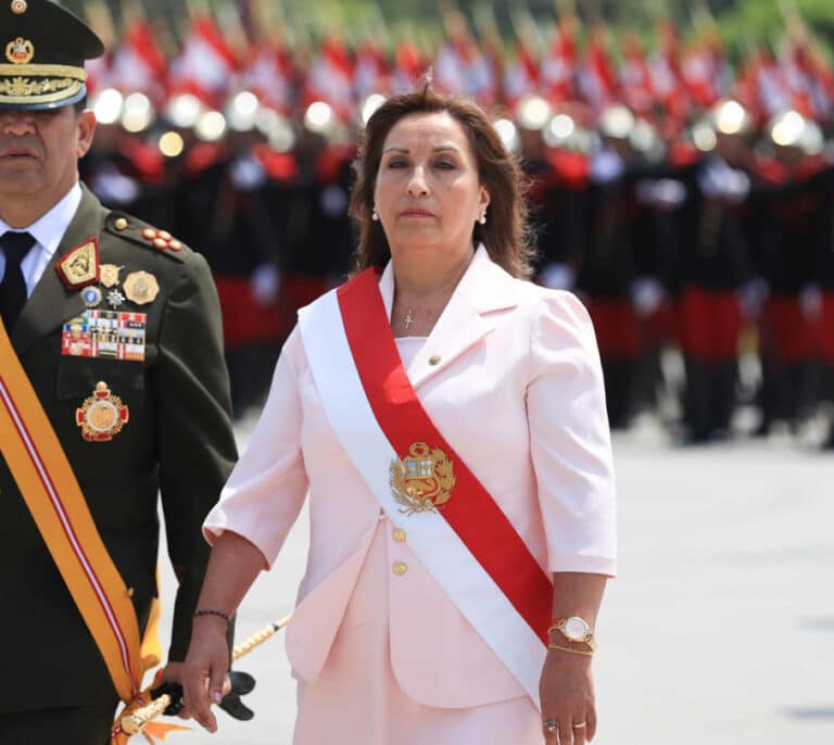La presidenta de Perú convoca elecciones para abril de 2024 y declara el estado de emergencia