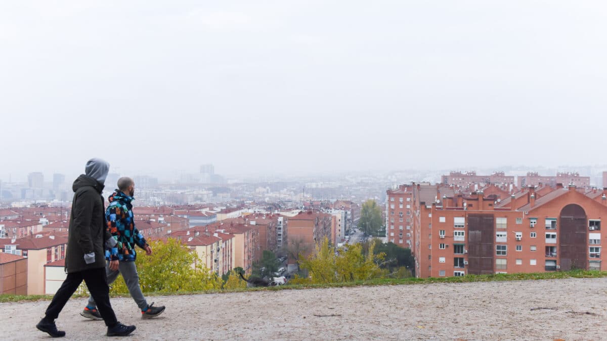 Dos hombres pasean por el parque del Cerro del 'Tío Pío'