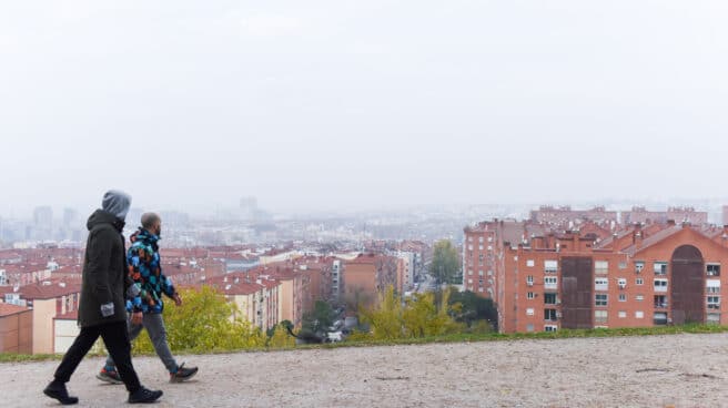 Dos hombres pasean por el parque del Cerro del 'Tío Pío'