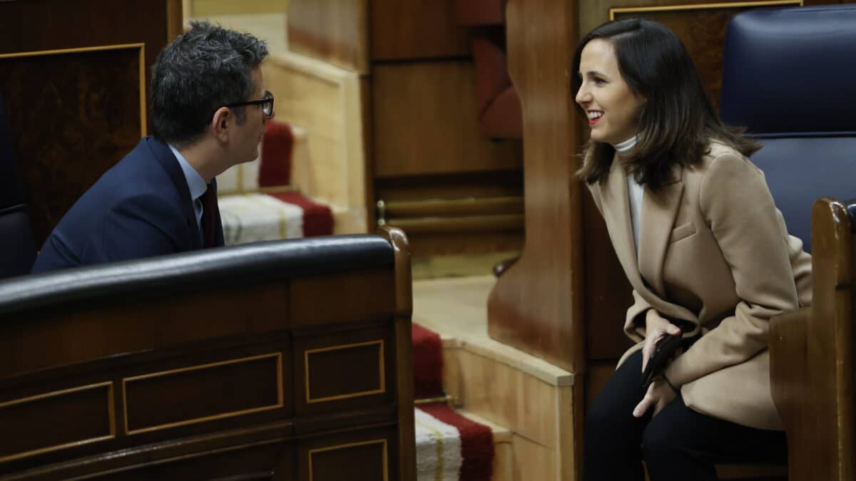 MADRID, 14/12/2022.- La ministra de Derechos Socialies, Ione Belarra, y el ministro de Presidencia, Félix Bolaños, durante la sesión de control del Gobierno celebrada este miércoles en el Congreso en Madrid. EFE/ Mariscal