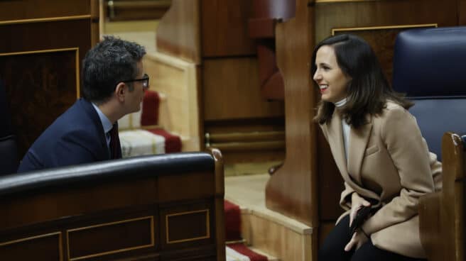 MADRID, 14/12/2022.- La ministra de Derechos Socialies, Ione Belarra, y el ministro de Presidencia, Félix Bolaños, durante la sesión de control del Gobierno celebrada este miércoles en el Congreso en Madrid. EFE/ Mariscal