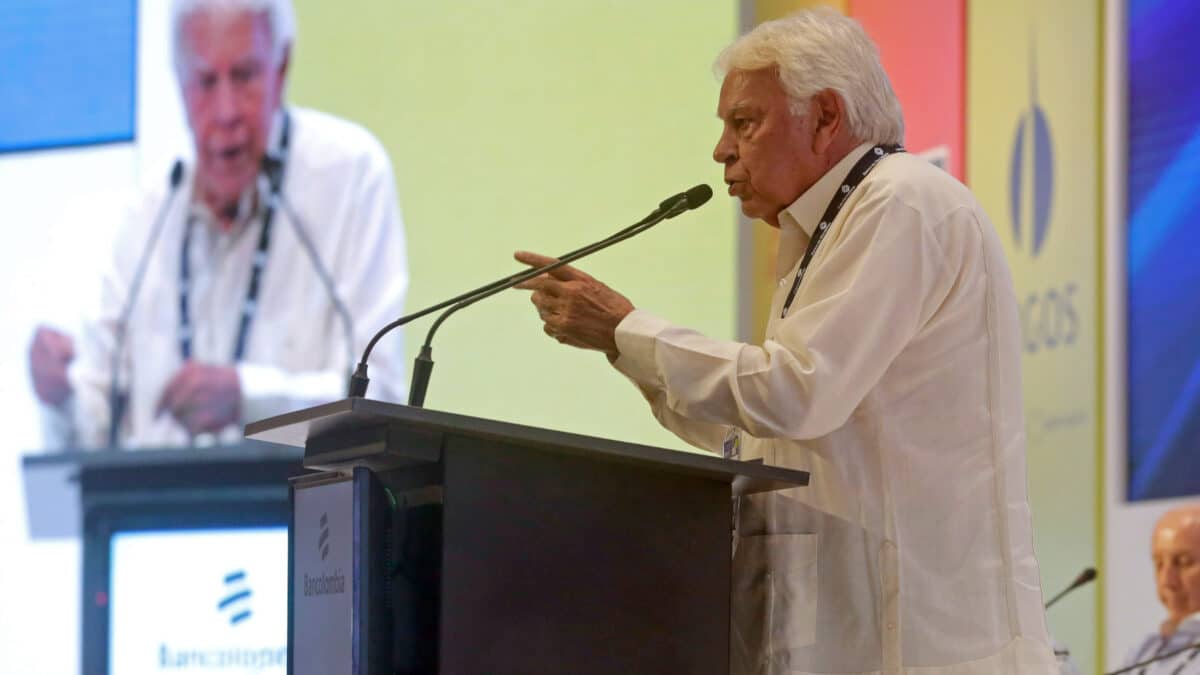 CTG001. CARTAGENA (COLOMBIA), 25/11/2022.- El expresidente del Gobierno español Felipe González habla durante la clausura del XIX Congreso Nacional de la Infraestructura hoy, en Cartagena de Indias (Colombia). Felipe González dijo este viernes que los colombianos no deben desperdiciar energías en conflictos sino canalizarlas hacia la paz, al intervenir en un foro empresarial en Cartagena de Indias. EFE/ Ricardo Maldonado Rozo