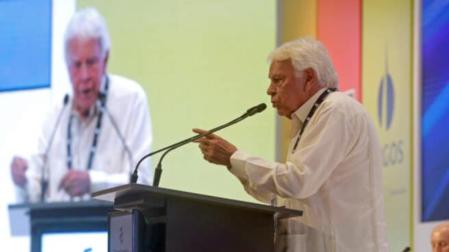 CTG001. CARTAGENA (COLOMBIA), 25/11/2022.- El expresidente del Gobierno español Felipe González habla durante la clausura del XIX Congreso Nacional de la Infraestructura hoy, en Cartagena de Indias (Colombia). Felipe González dijo este viernes que los colombianos no deben desperdiciar energías en conflictos sino canalizarlas hacia la paz, al intervenir en un foro empresarial en Cartagena de Indias. EFE/ Ricardo Maldonado Rozo