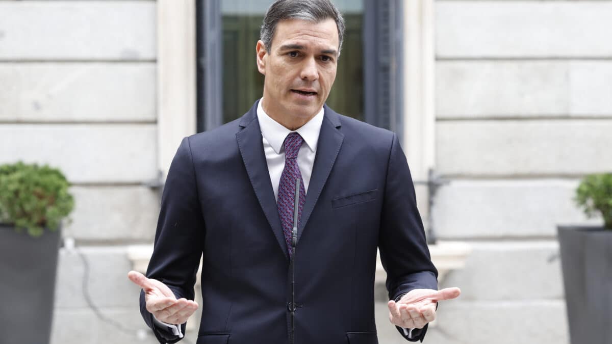 El presidente del Gobierno, Pedro Sánchez se dirige a los medios de comunicación tras asistir al acto institucional del Día de la Constitución, este martes, en el Congreso de los Diputados.