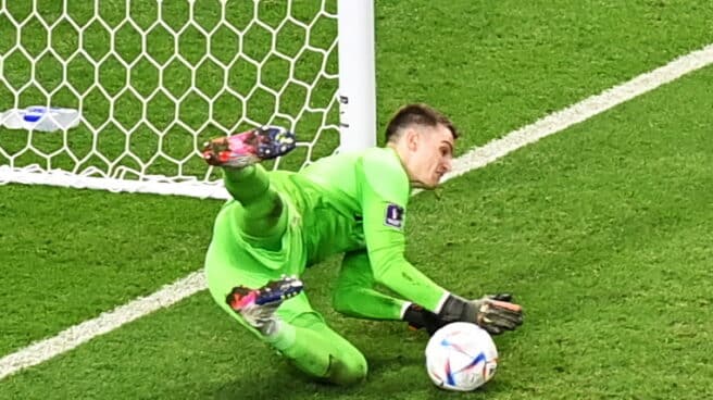 El portero croata Dominik Livakovic para un penalti. El portero croata Dominik Livakovic para un penalti.