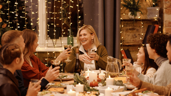 Familia celebrando una cena navideña el 26 de diciembre en España