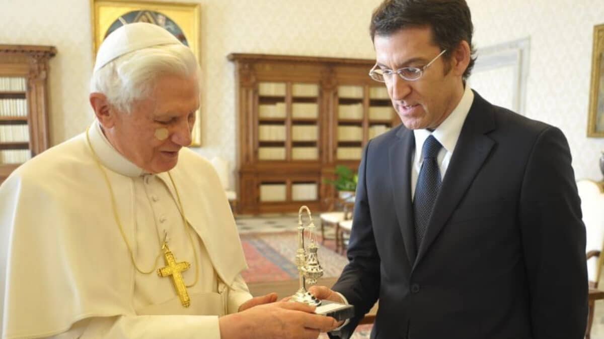 El Papa emérito Benedicto XVI con Alberto Núñez Feijóo en Galicia en el Año Santo 2010.