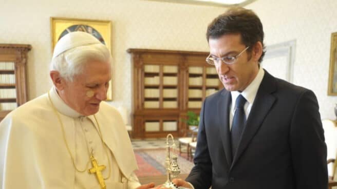 El Papa emérito Benedicto XVI con Alberto Núñez Feijóo en Galicia en el Año Santo 2010.