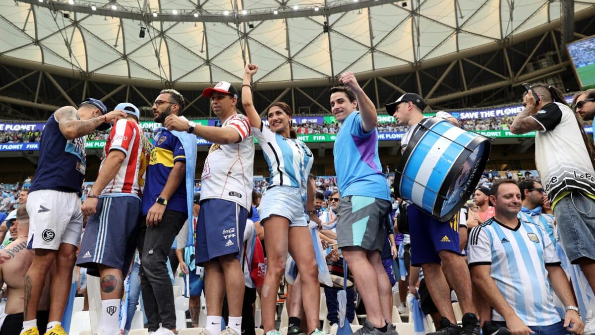 Hinchas argentinos, en el estadio de Lusail horas antes de la final del Mundial.