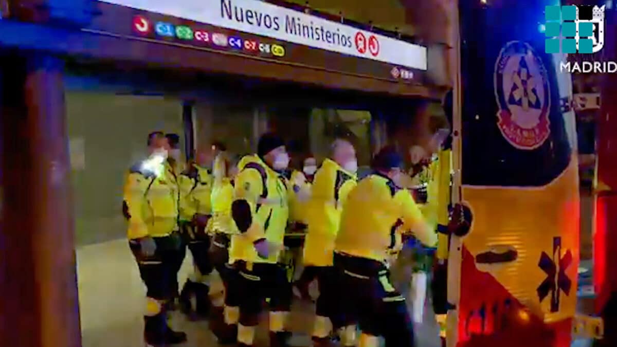 Un joven, herido grave al caer desde 8 metros en la estación de Nuevos MInisterios.